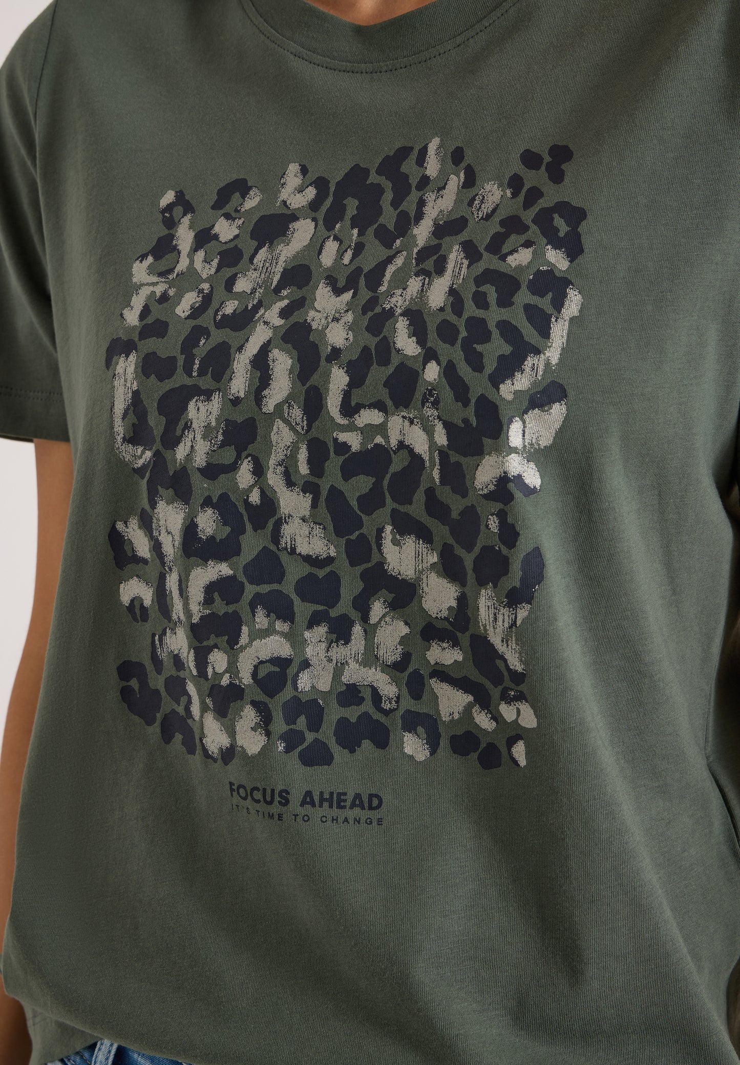CECIL - T-Shirt mit Leo-Print und Foliendetails - Farbe: dried olive green
