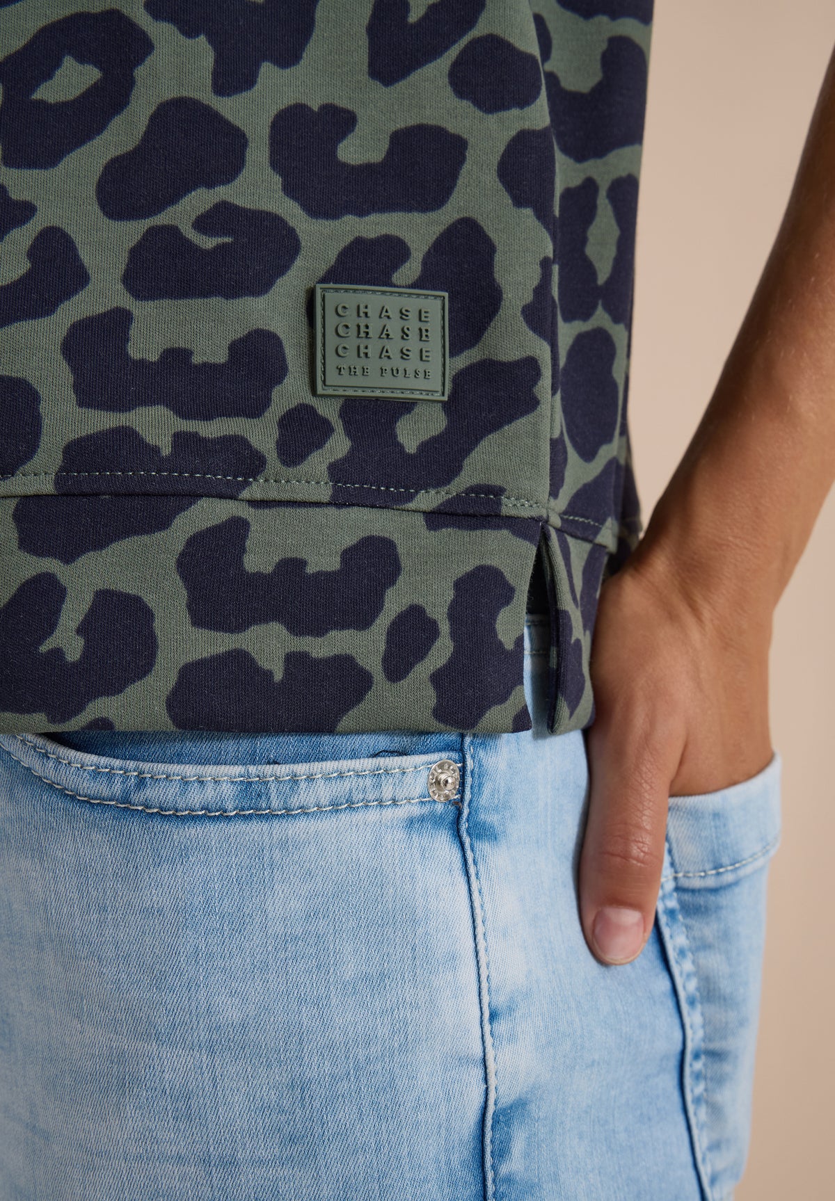 CECIL - T-Shirt mit Rundhals und Leo-Muster - Farbe: dried olive green
