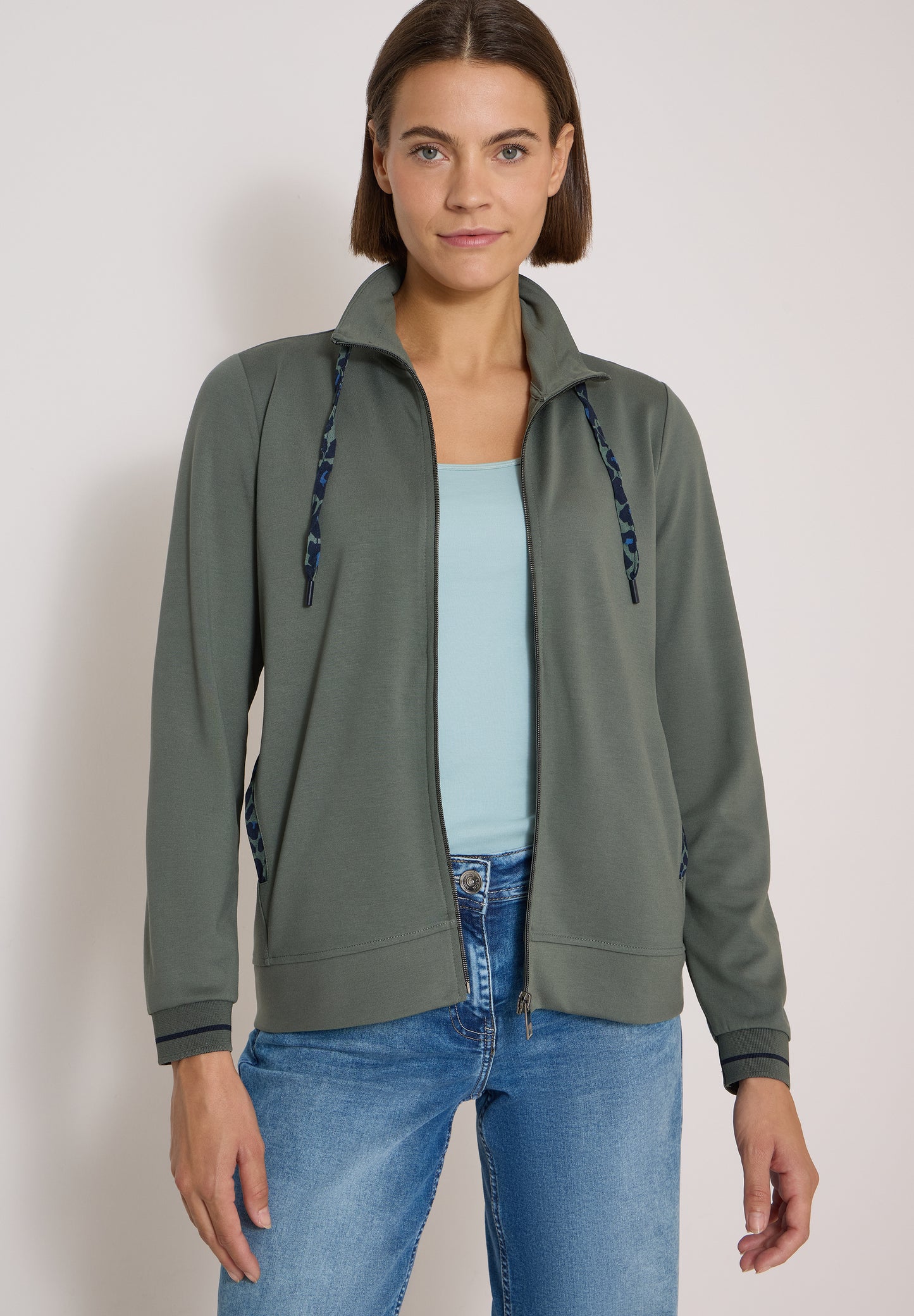 CECIL - Leichte Jacke mit Stehkragen und Zipper - Farbe: dried olive green
