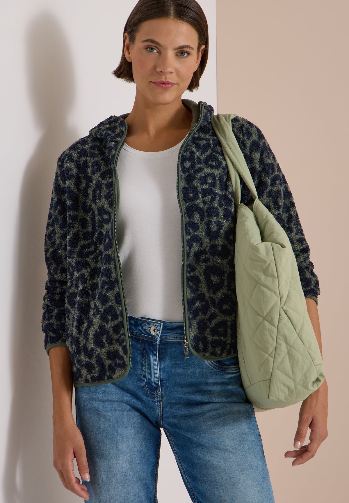 CECIL - Teddy-Jacke mit Kapuze und Leo-Muster - Farbe: dried olive green