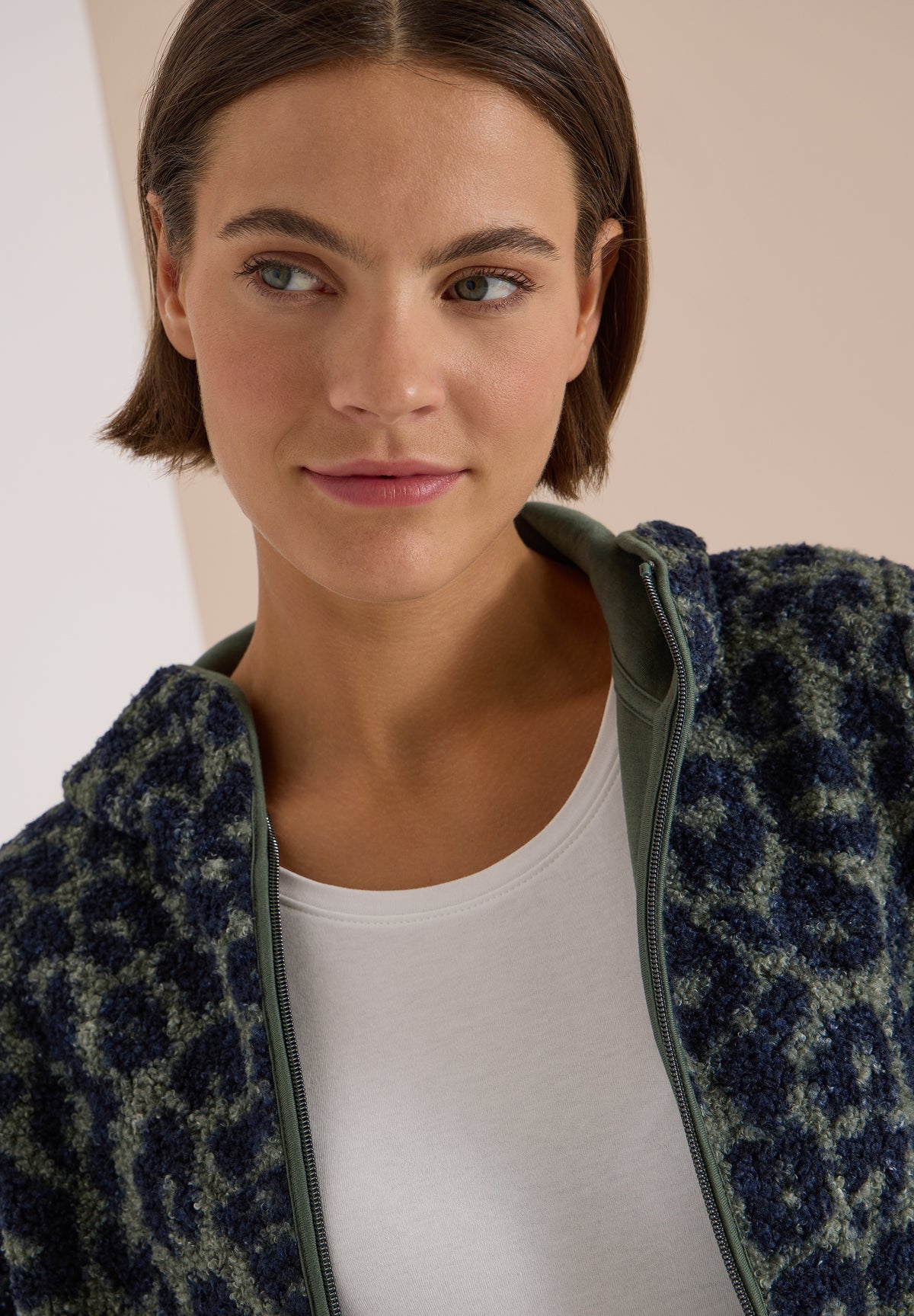 CECIL - Teddy-Jacke mit Kapuze und Leo-Muster - Farbe: dried olive green