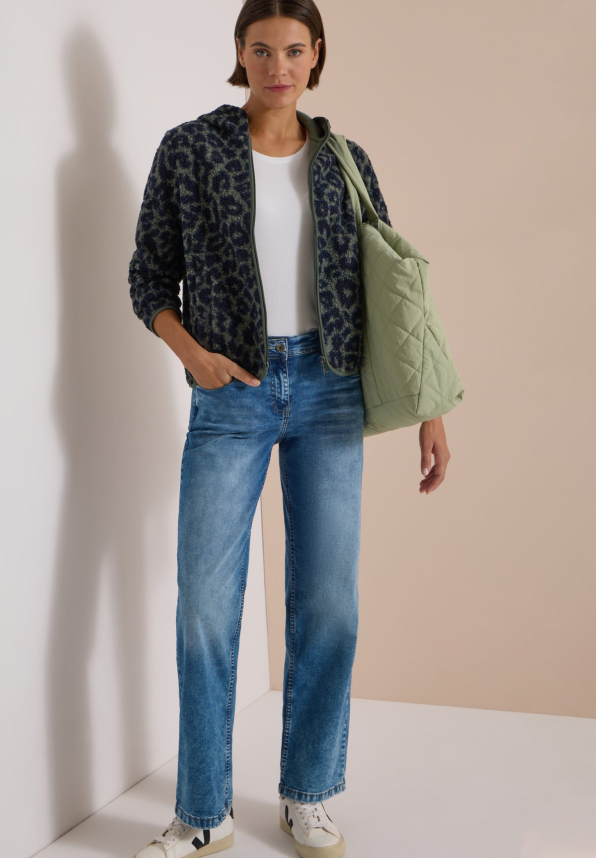CECIL - Teddy-Jacke mit Kapuze und Leo-Muster - Farbe: dried olive green