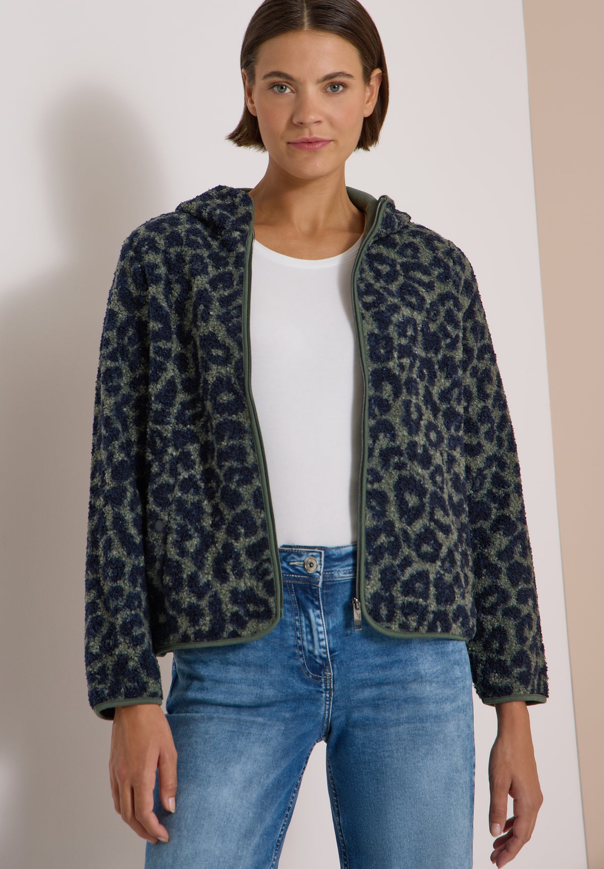 CECIL - Teddy-Jacke mit Kapuze und Leo-Muster - Farbe: dried olive green