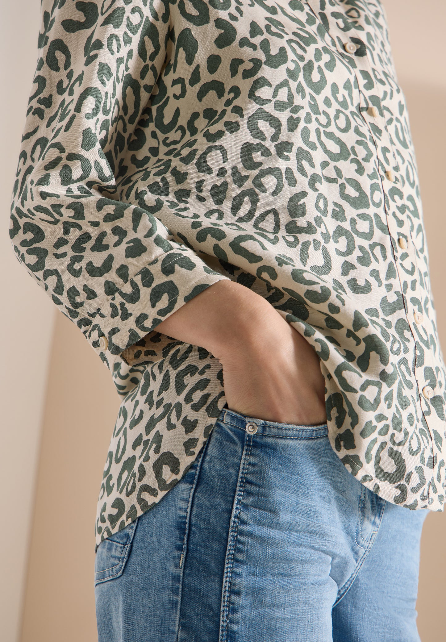 CECIL - Bluse mit Leo-Muster aus Leinenmix - Farbe: macadamia beige