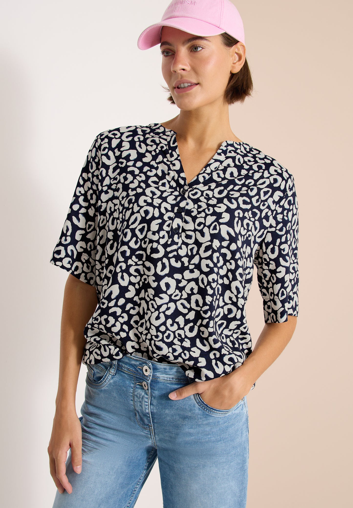 CECIL - Bluse mit Split Neck und mit Leo-Muster - Farbe: urban dark blue
