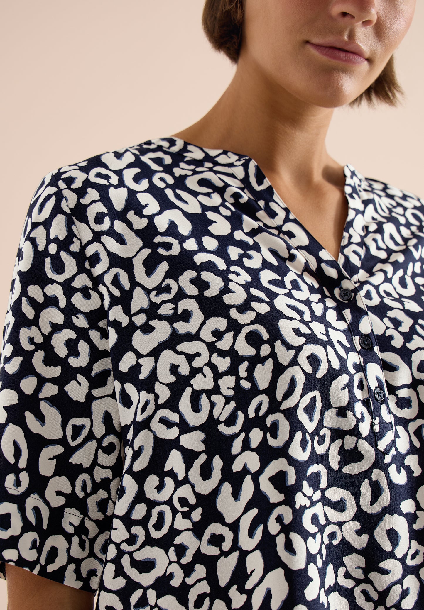 CECIL - Bluse mit Split Neck und mit Leo-Muster - Farbe: urban dark blue