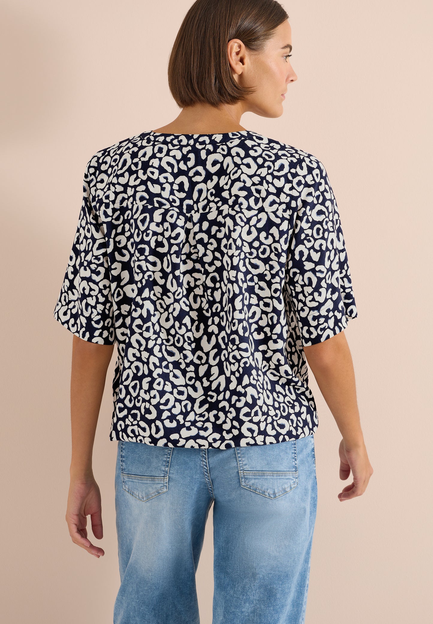 CECIL - Bluse mit Split Neck und mit Leo-Muster - Farbe: urban dark blue