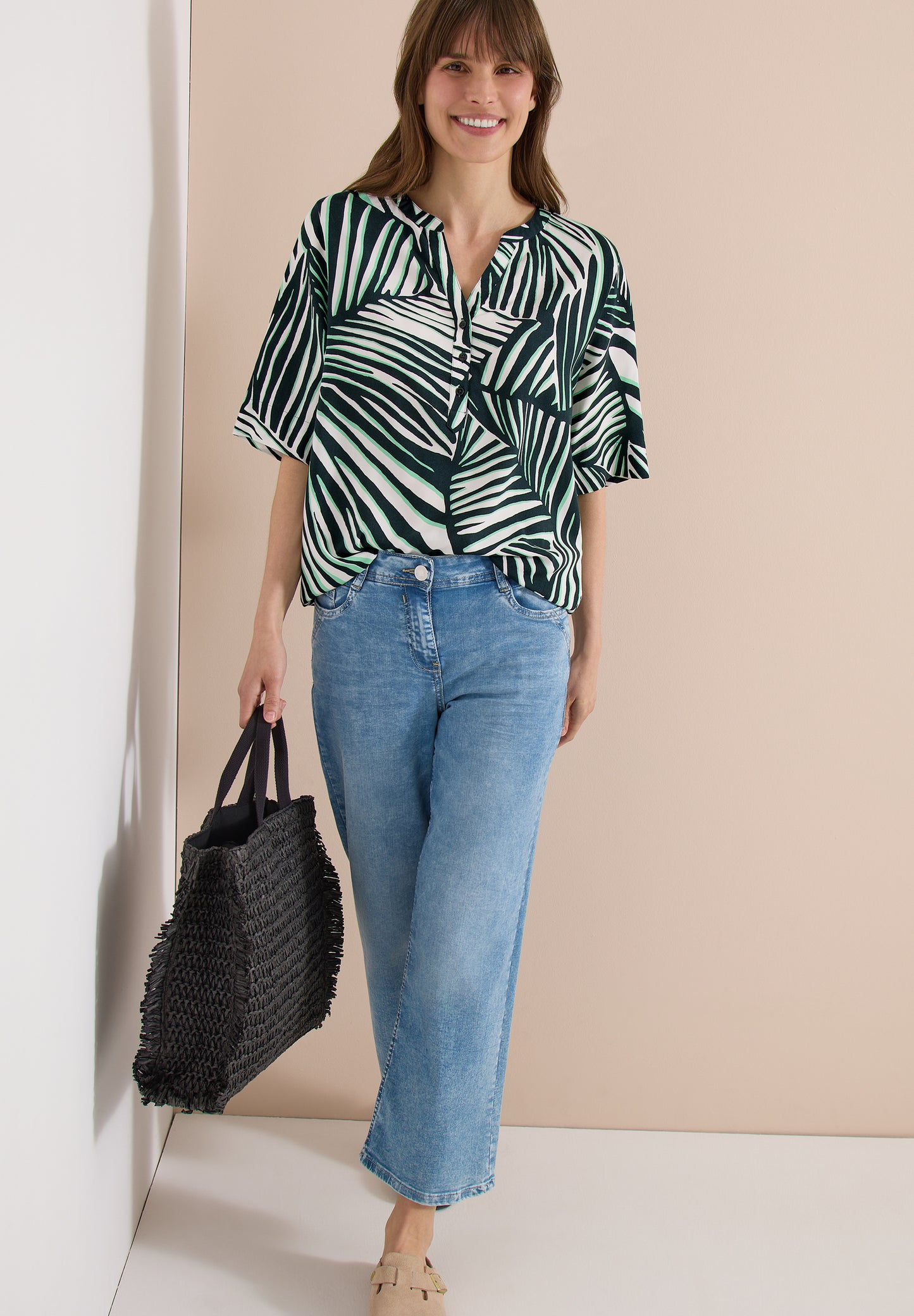 CECIL - Kurzarm Bluse mit Split Neck und Print - Farbe: palm breeze green