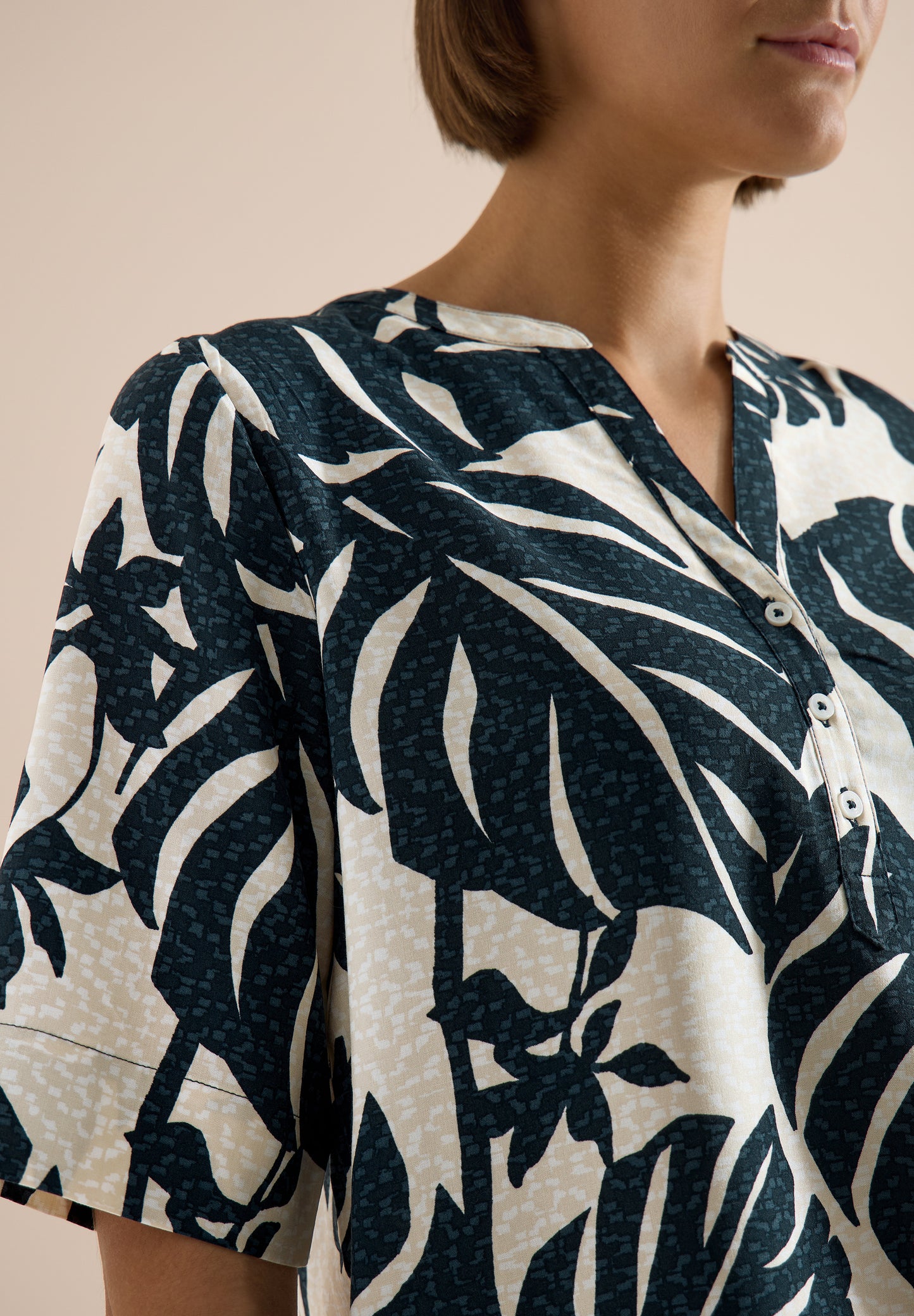CECIL - Kurzarm Bluse mit Split Neck - Farbe: palm breeze green