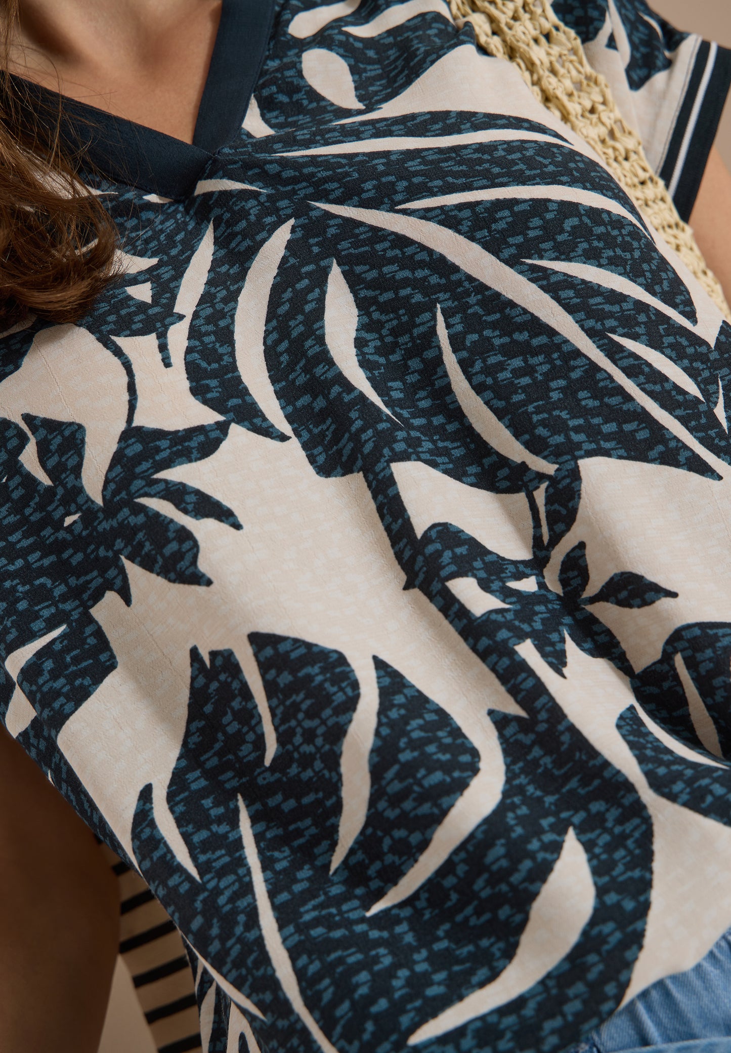 CECIL - Bluse mit Split Neck und Printmix - Farbe: palm breeze green