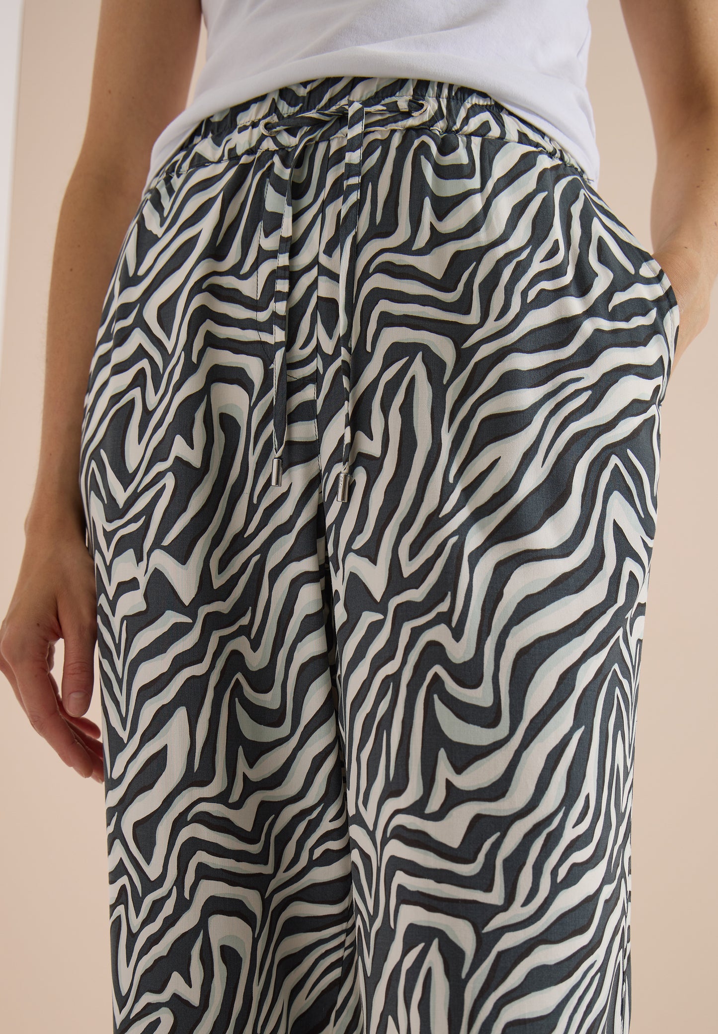 CECIL - Straight Leg Hose mit Zebraprint - Farbe: palm breeze green