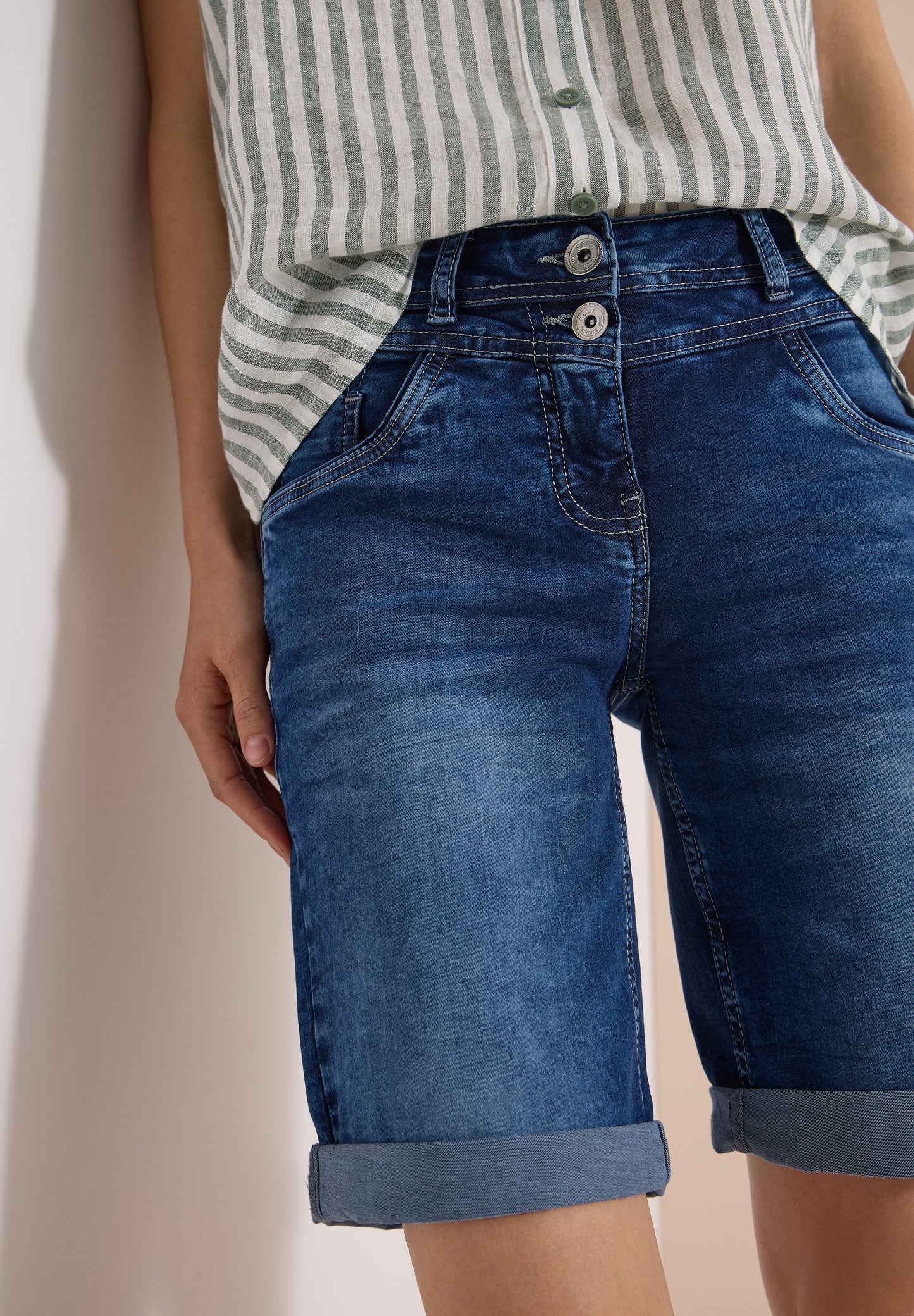 CECIL - Slim Leg Jeansshorts im Casual Fit - Farbe: mid blue used wash