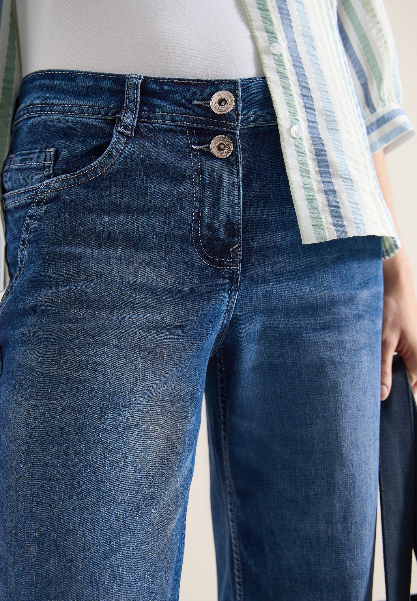 CECIL - High Waist Wide Leg Jeans im Loose Fit - Farbe: mid blue used wash