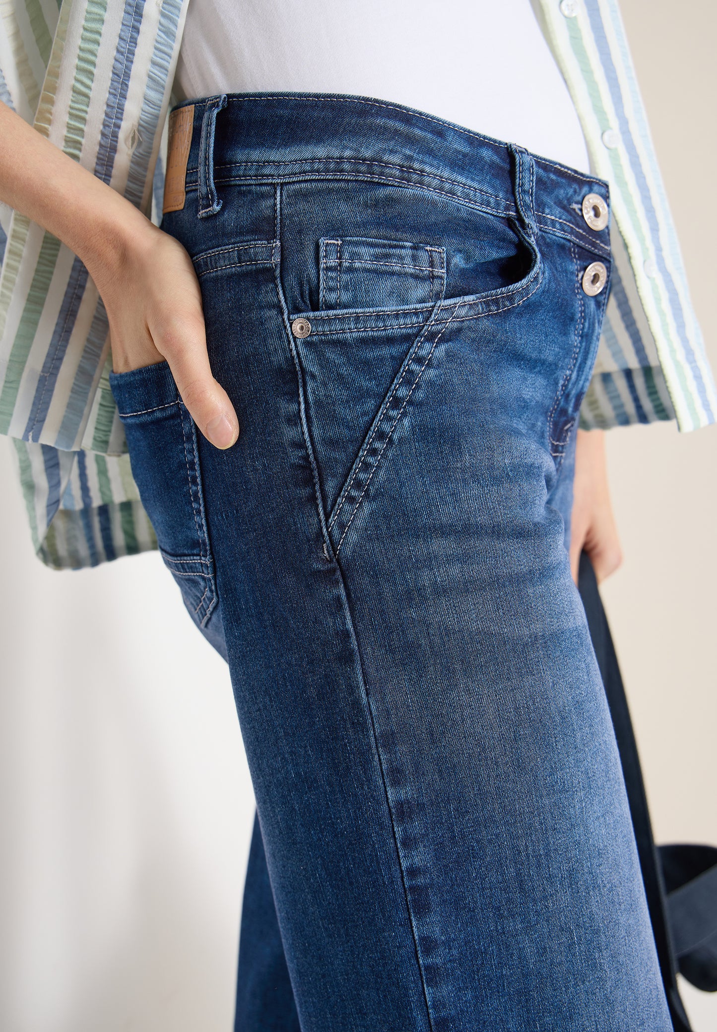 CECIL - High Waist Wide Leg Jeans im Loose Fit - Farbe: mid blue used wash