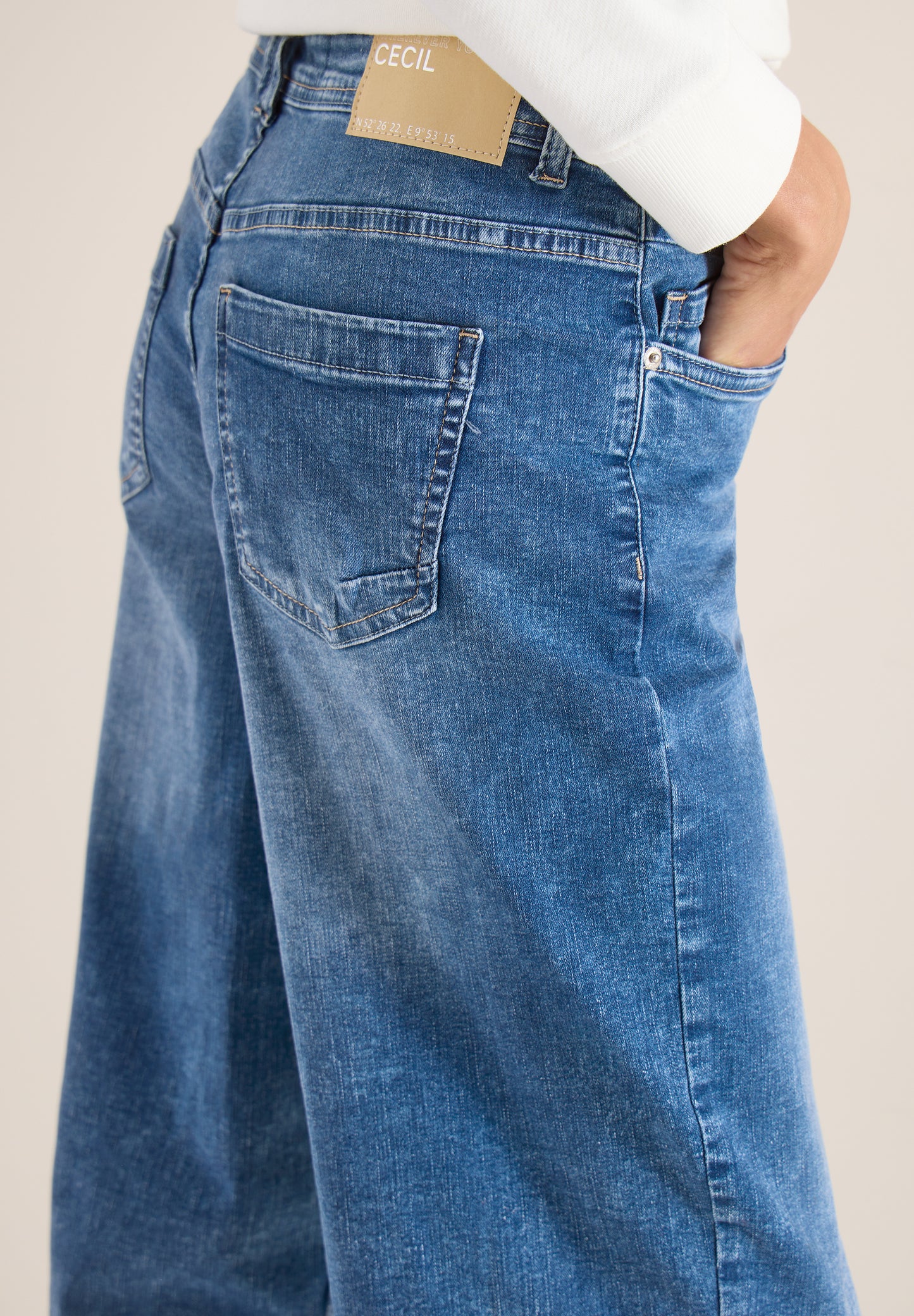 CECIL - High Waist Jeans SCARLETT im Loose Fit - Farbe: mid blue wash