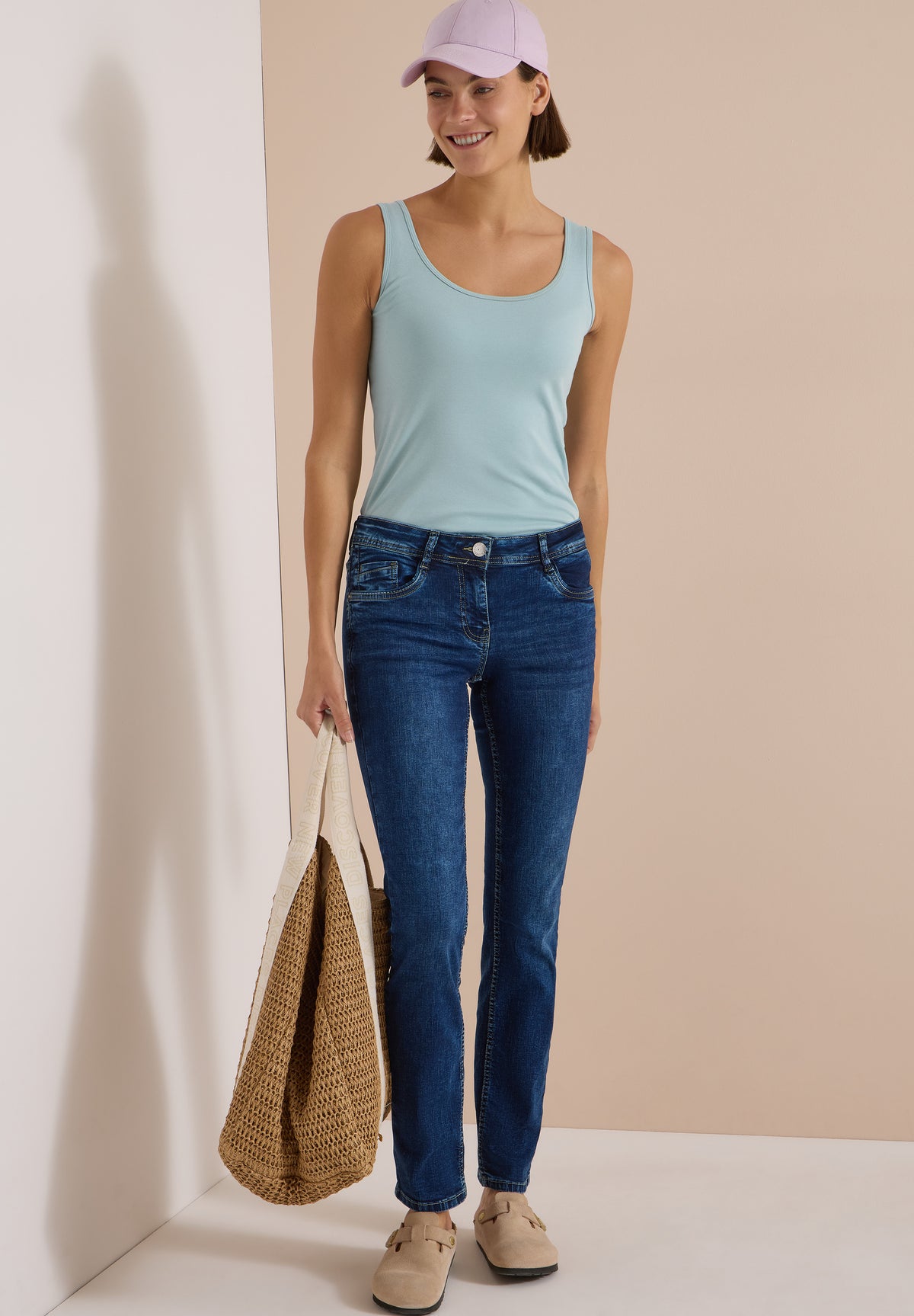 Rückansicht der CECIL Scarlett Straight Leg Jeans