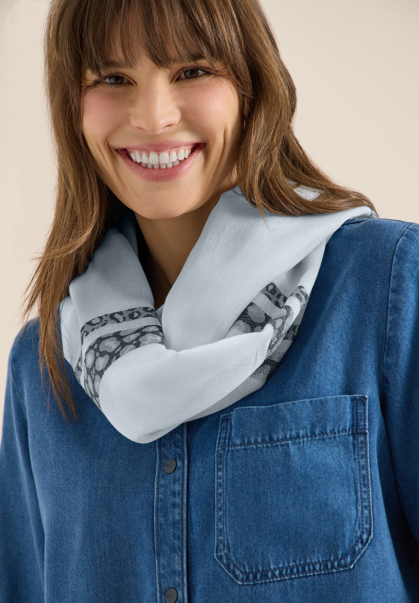 CECIL - Loop Schal mit Leo-Streifen - Farbe: watercolour blue