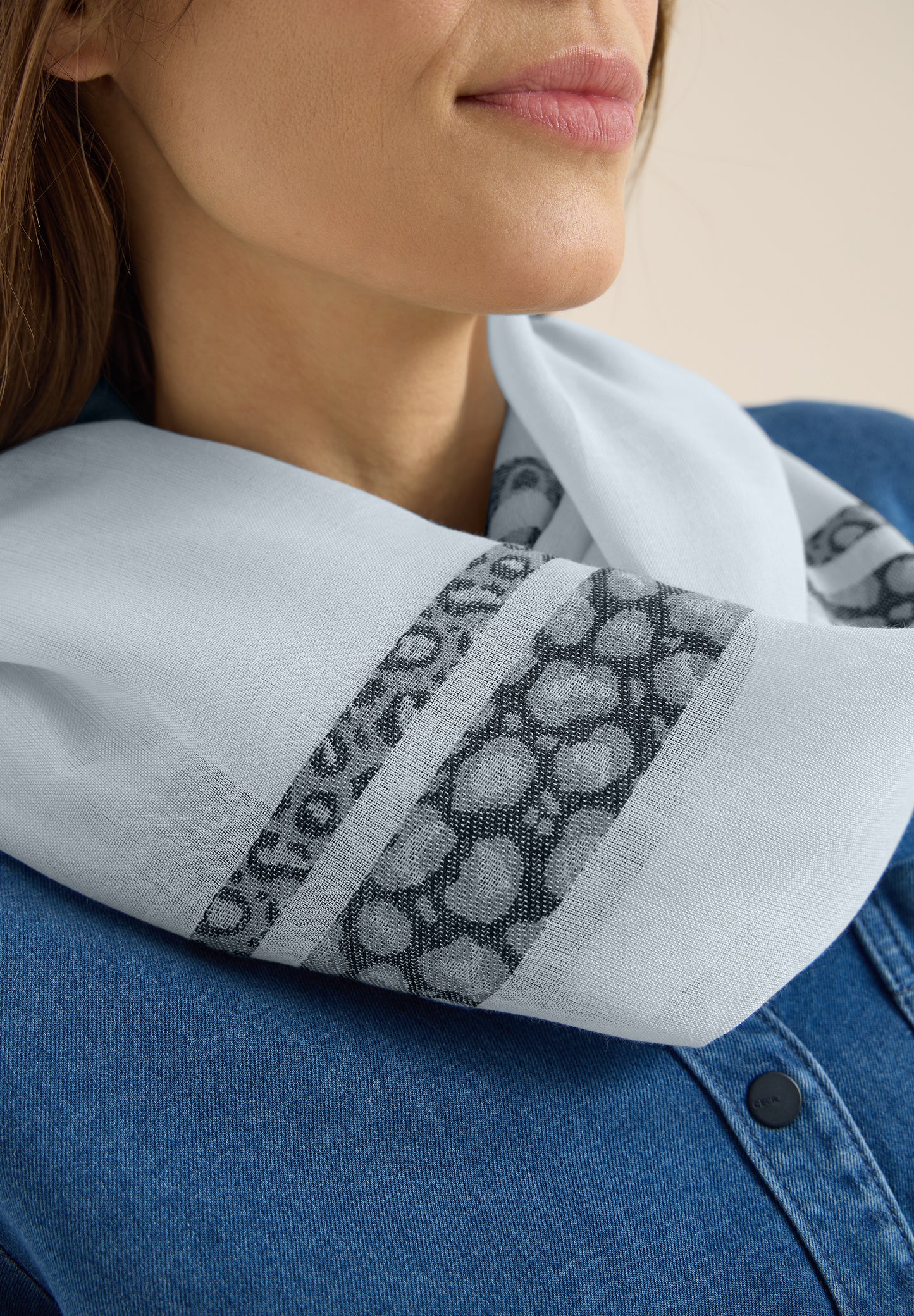 CECIL - Loop Schal mit Leo-Streifen - Farbe: watercolour blue