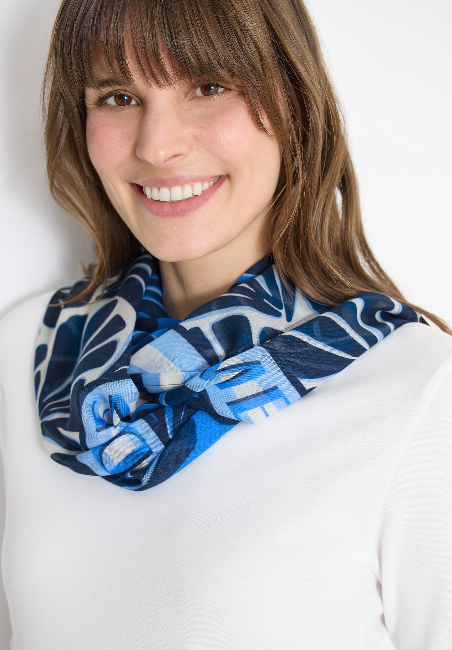 CECIL - Loop Schal mit grafischem Muster - Farbe: universal blue