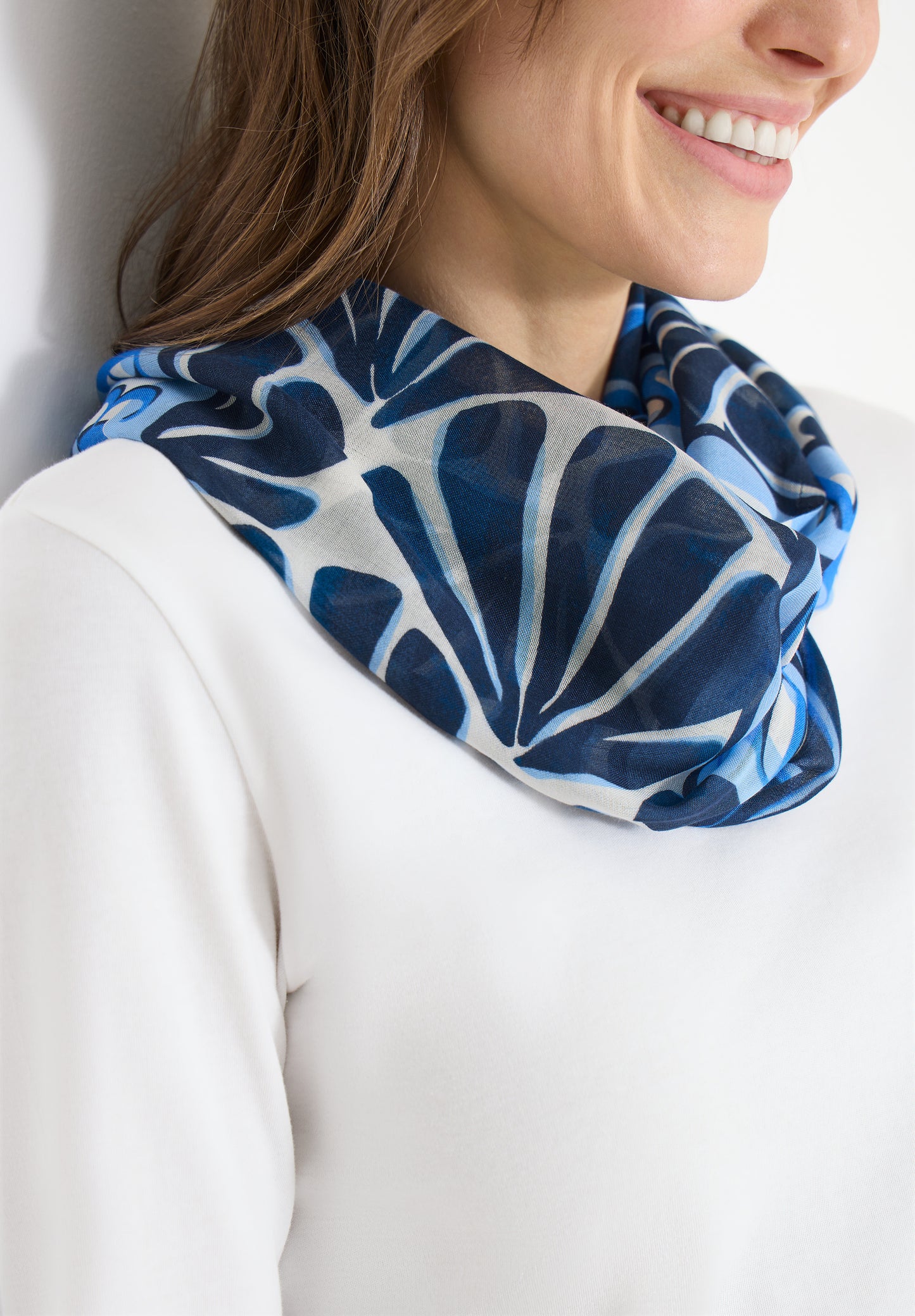 CECIL - Loop Schal mit grafischem Muster - Farbe: universal blue