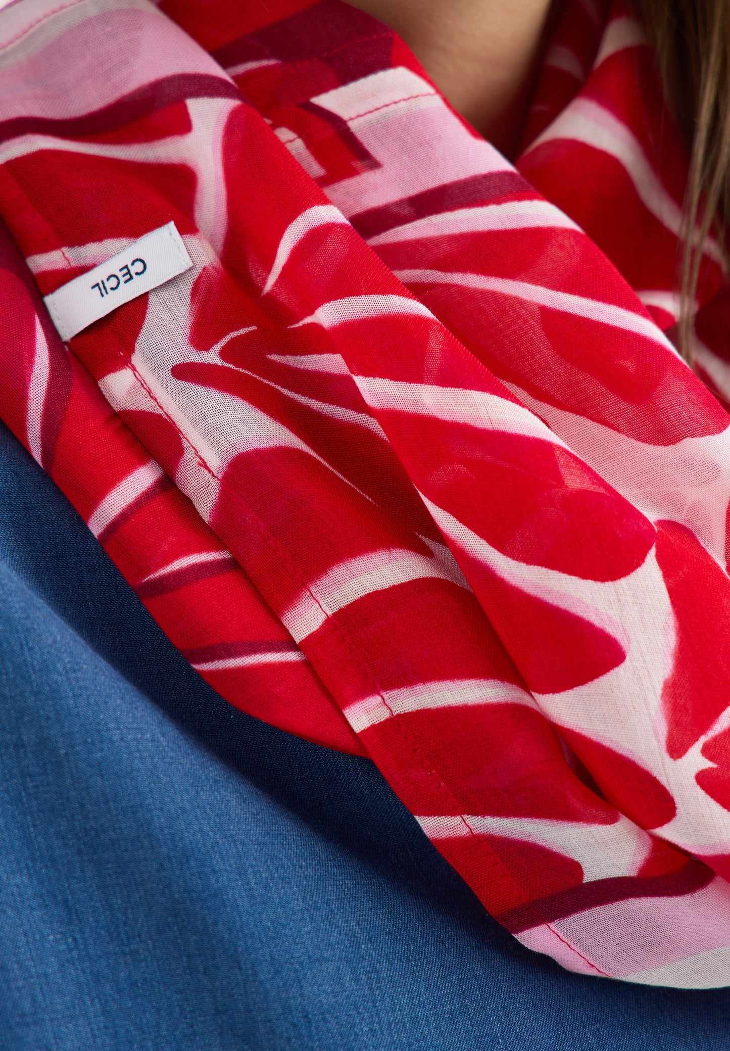 CECIL - Loop Schal mit grafischem Muster - Farbe: glazed apple red