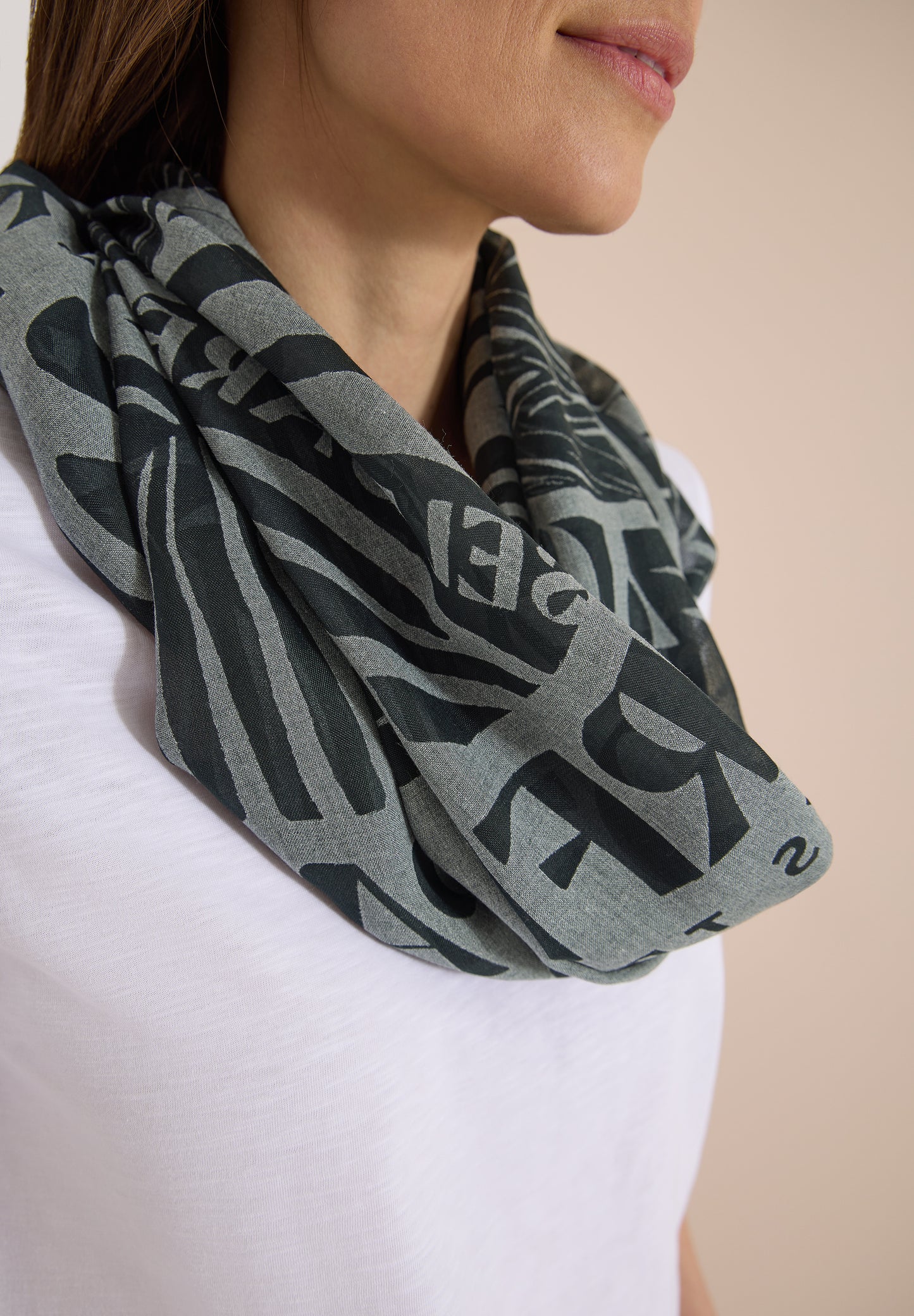 CECIL - Loop-Schal im Ausbrenner-Look - Farbe: palm breeze green