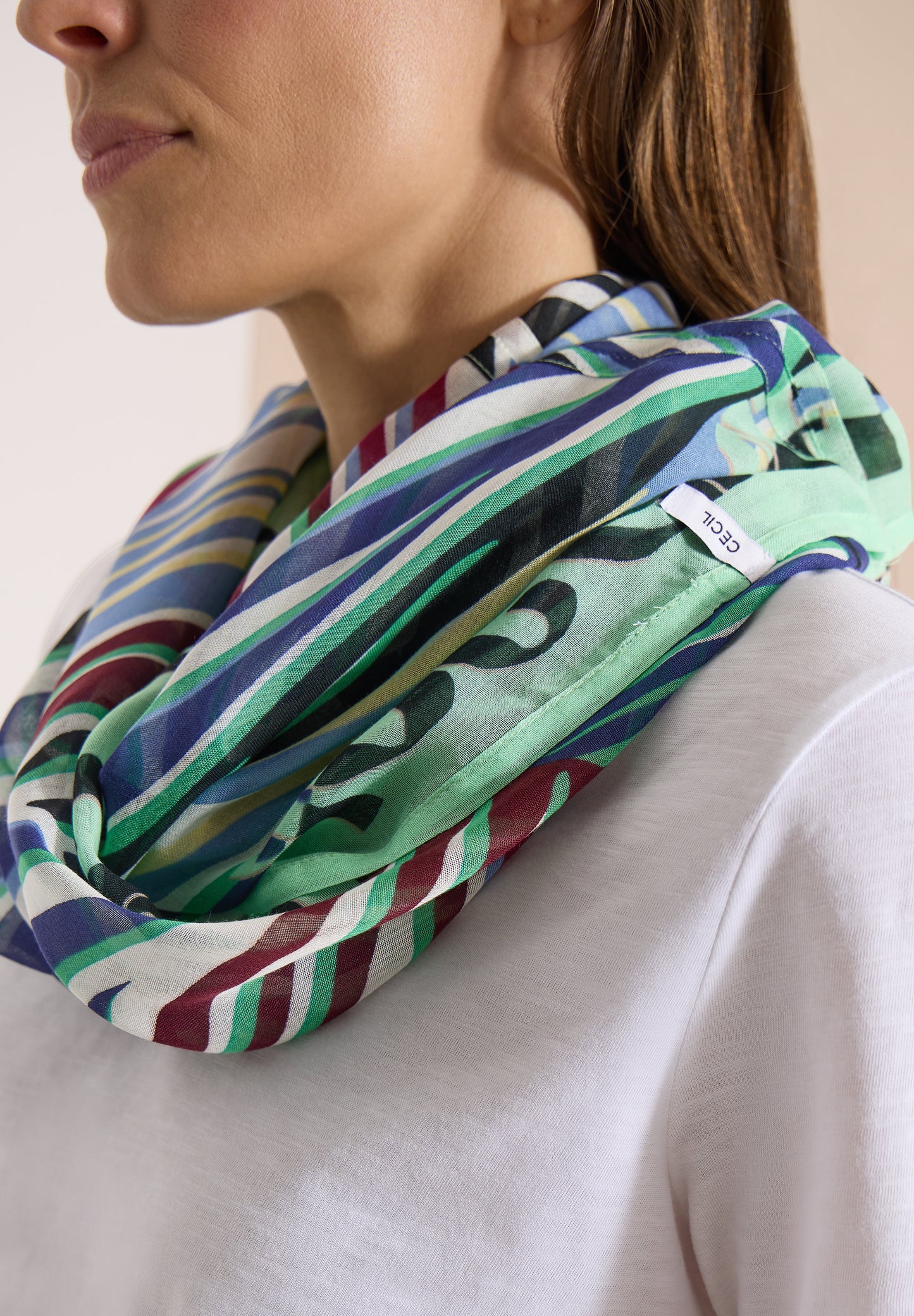 CECIL - Loop-Schal mit grafischem Muster - Farbe: palm breeze green