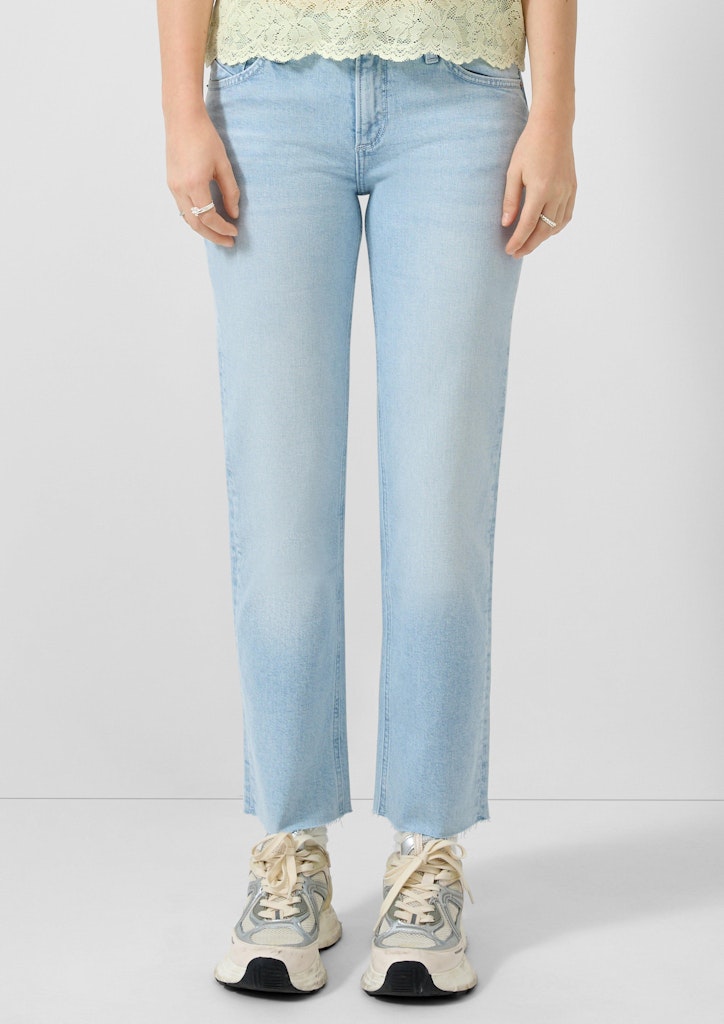 QS - Cropped Jeans CATIE / Slim Fit / Mid Rise / Relaxed Straight Leg - Farbe: Hellblau