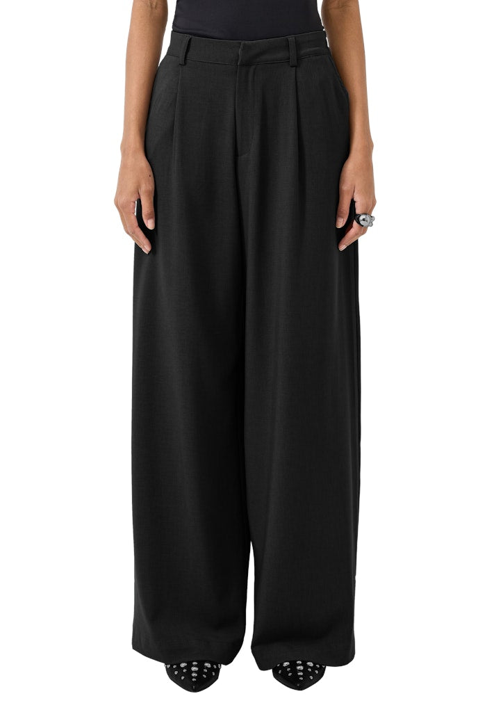 QS - Lässige Hose mit Bundfalten und weitem Bein - Farbe: Schwarz