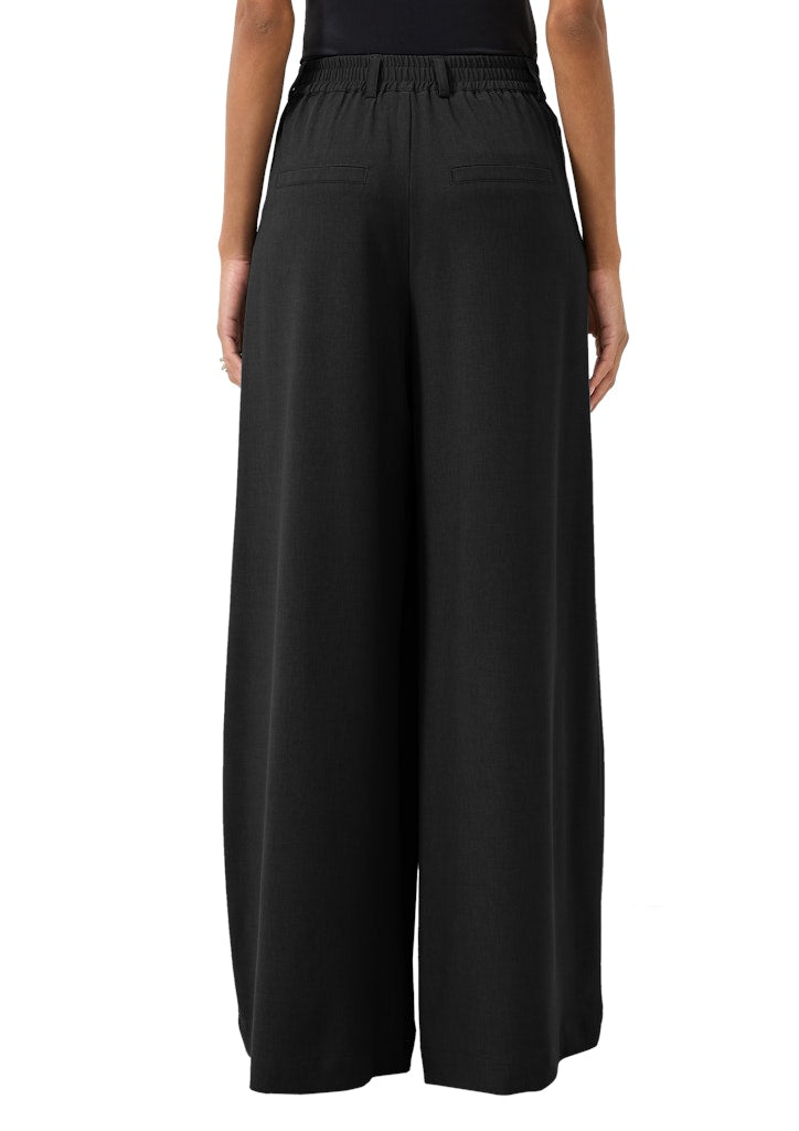 QS - Lässige Hose mit Bundfalten und weitem Bein - Farbe: Schwarz