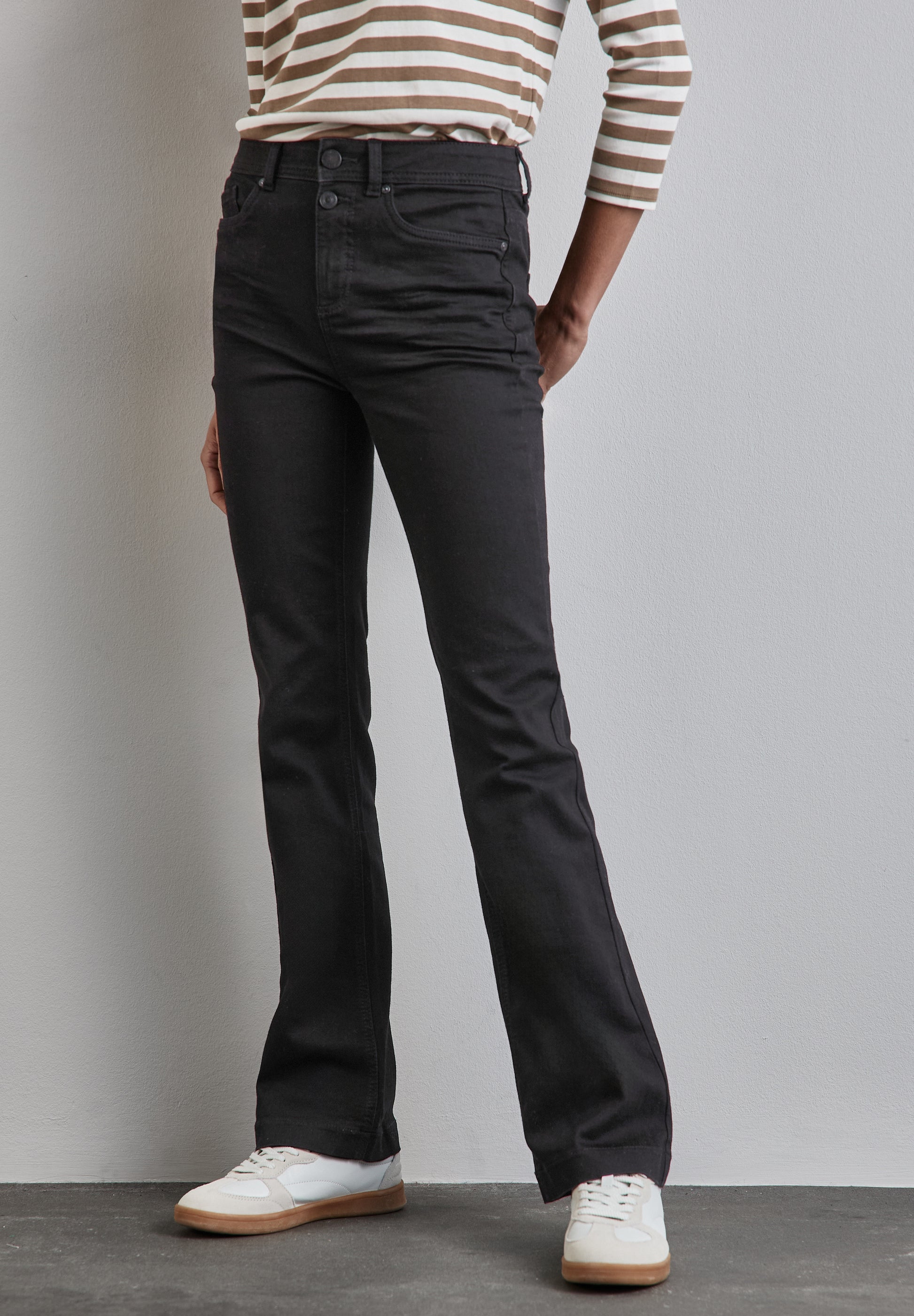 Street One Bootcut Jeans in black washed (Art. Nr.: A37778015982) – Damenjeans mit High Waist, Bootcut Legs und schwarzer Waschung.

