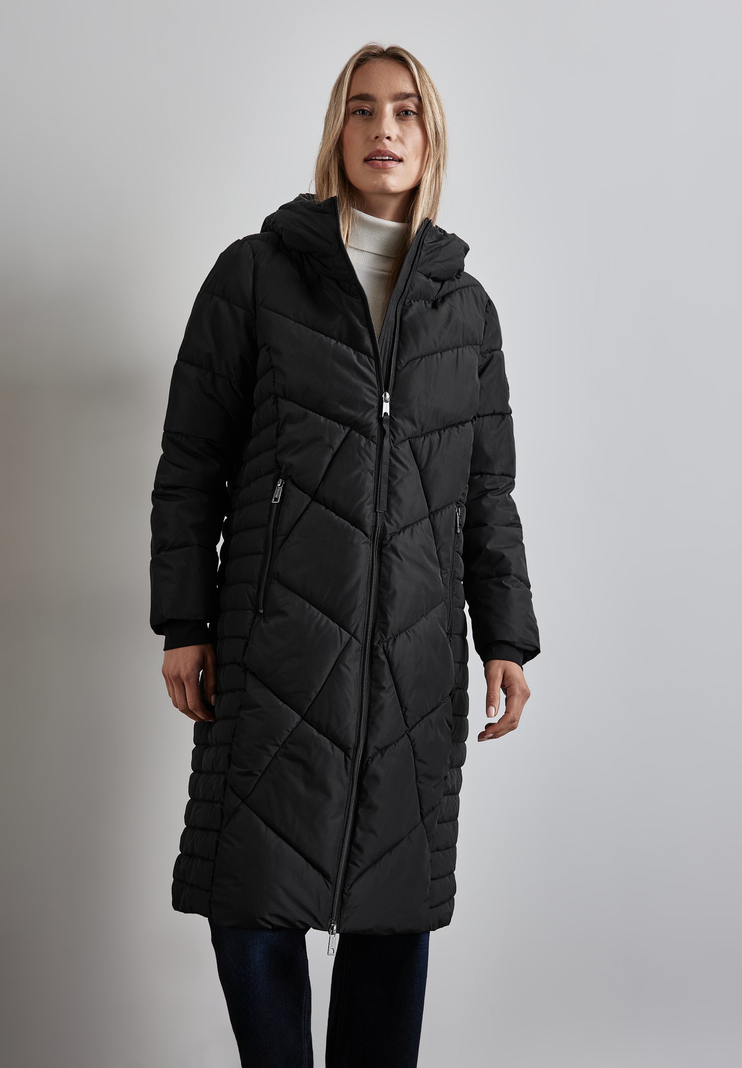 „Street One Lange Teflon-Jacke in schwarz (Art. Nr.: A20197010001) – wasser- und schmutzabweisende Damenjacke mit Steppmuster und Kapuze.“

