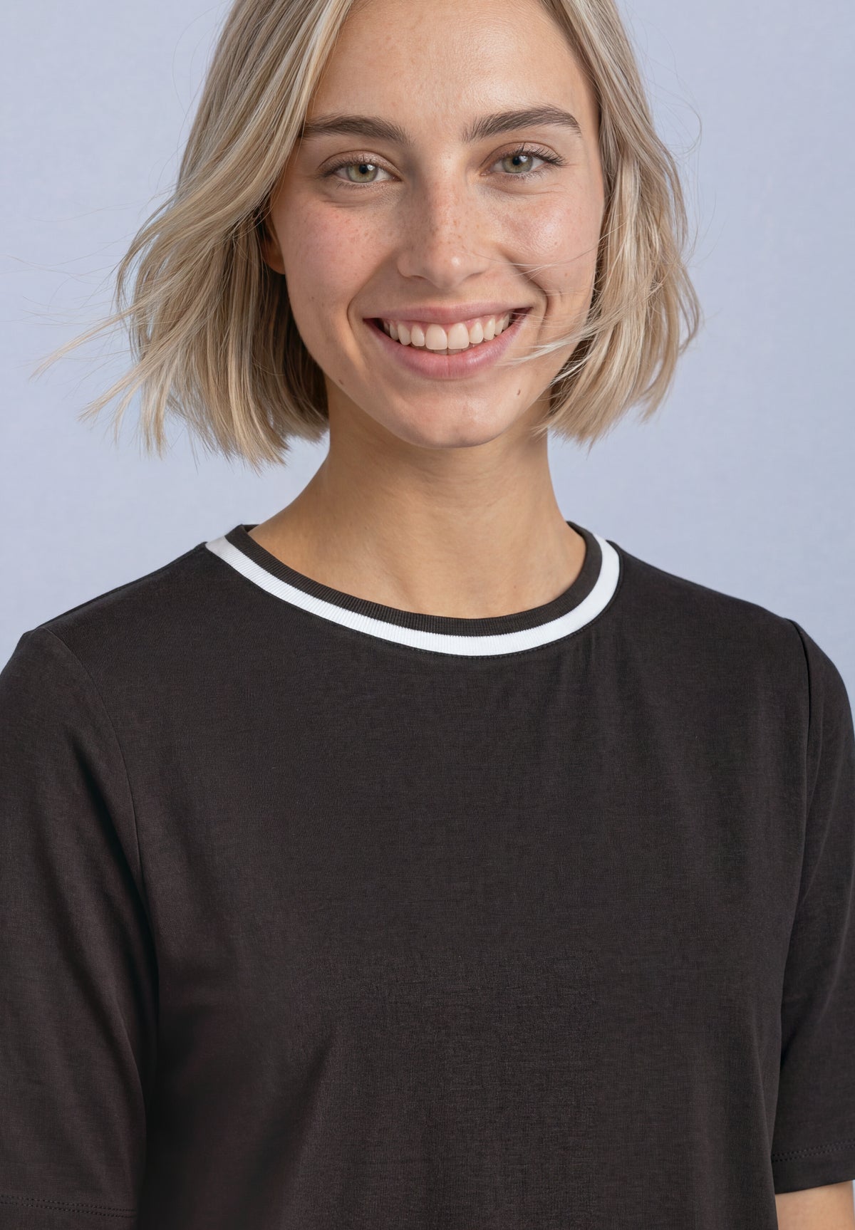 Street One Damen T-Shirt mit Rundhals und Kontrastdetail - Dunkelbraun black coffee
