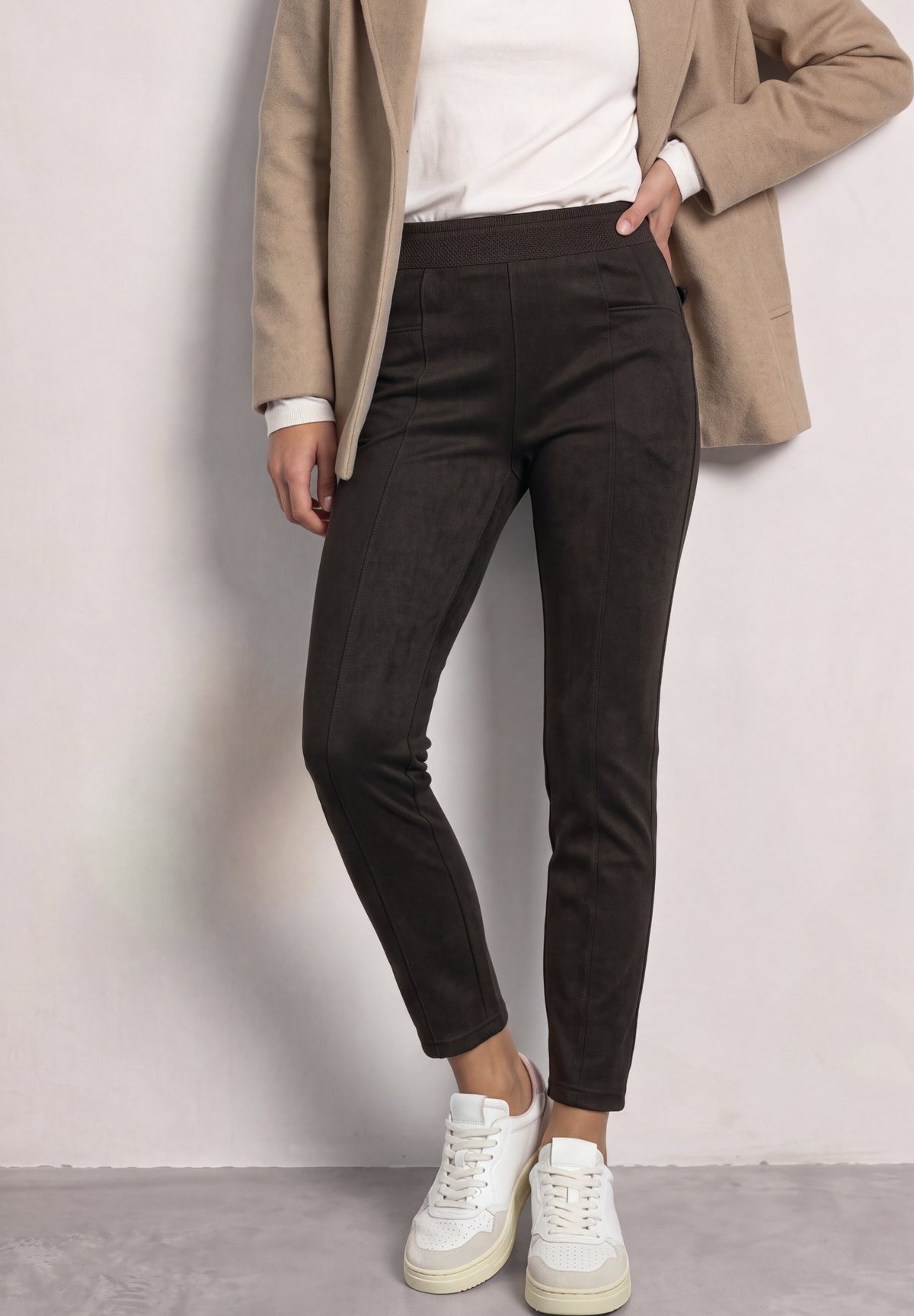 Street One Damen High Waist Skinny Leg Hose aus Velours - Dunkelbraun black coffee