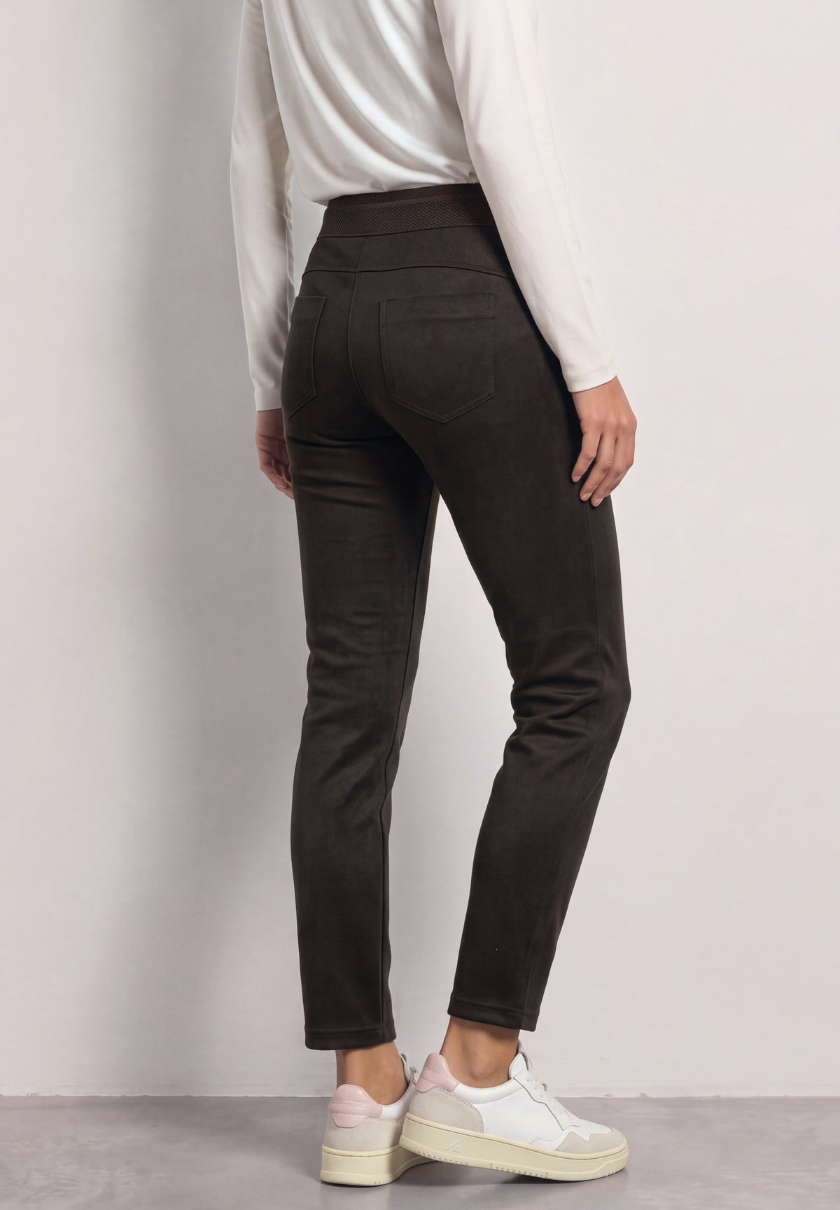 Street One Damen High Waist Skinny Leg Hose aus Velours - Dunkelbraun black coffee